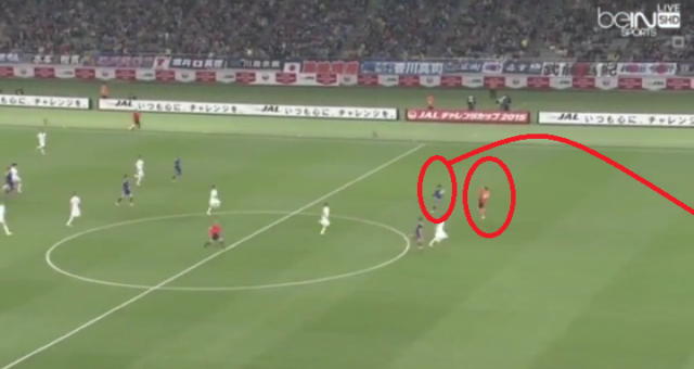 VIDEO: Bắt chước Neuer thủ môn lao lên giữa sân phá bóng không thành công